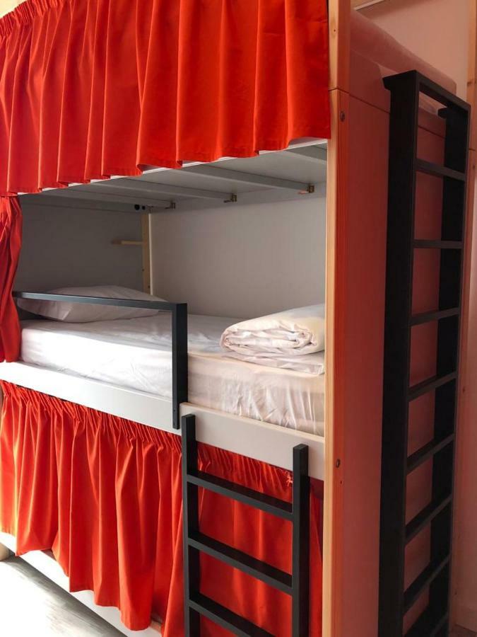 Cama en dormitorio compartido masculino de 10 camas
